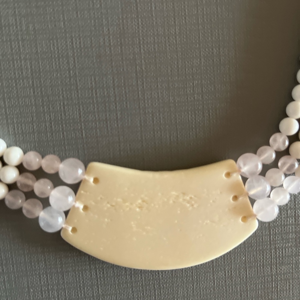 Vintage 50’s possibly antique, three-strand carved cream bead necklace 18” - Picture 3 of 5